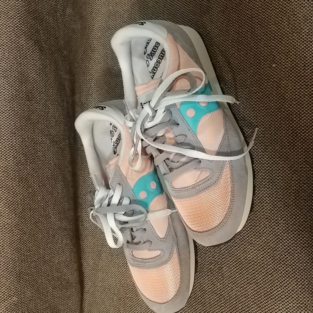 Tennis shoes